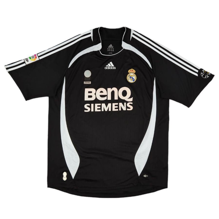 BRINDE-2024-11-22T210535.051 Real Madrid Away Retro Jersey 2006/07 - Image 1